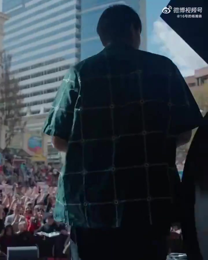 杨瀚森参加利拉德见面会的另一个视角一出场就引发球迷热烈欢呼 杨瀚森参加利拉德见面会的另一个视角一出场就引发球迷热烈欢呼