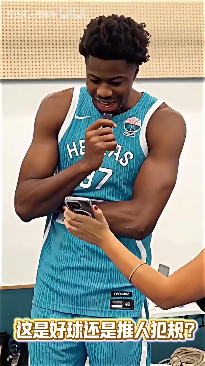 你敢说不是好球提问希腊队友字母哥这球是好球还是推人犯规 你敢说不是好球提问希腊队友字母哥这球是好球还是推人犯规