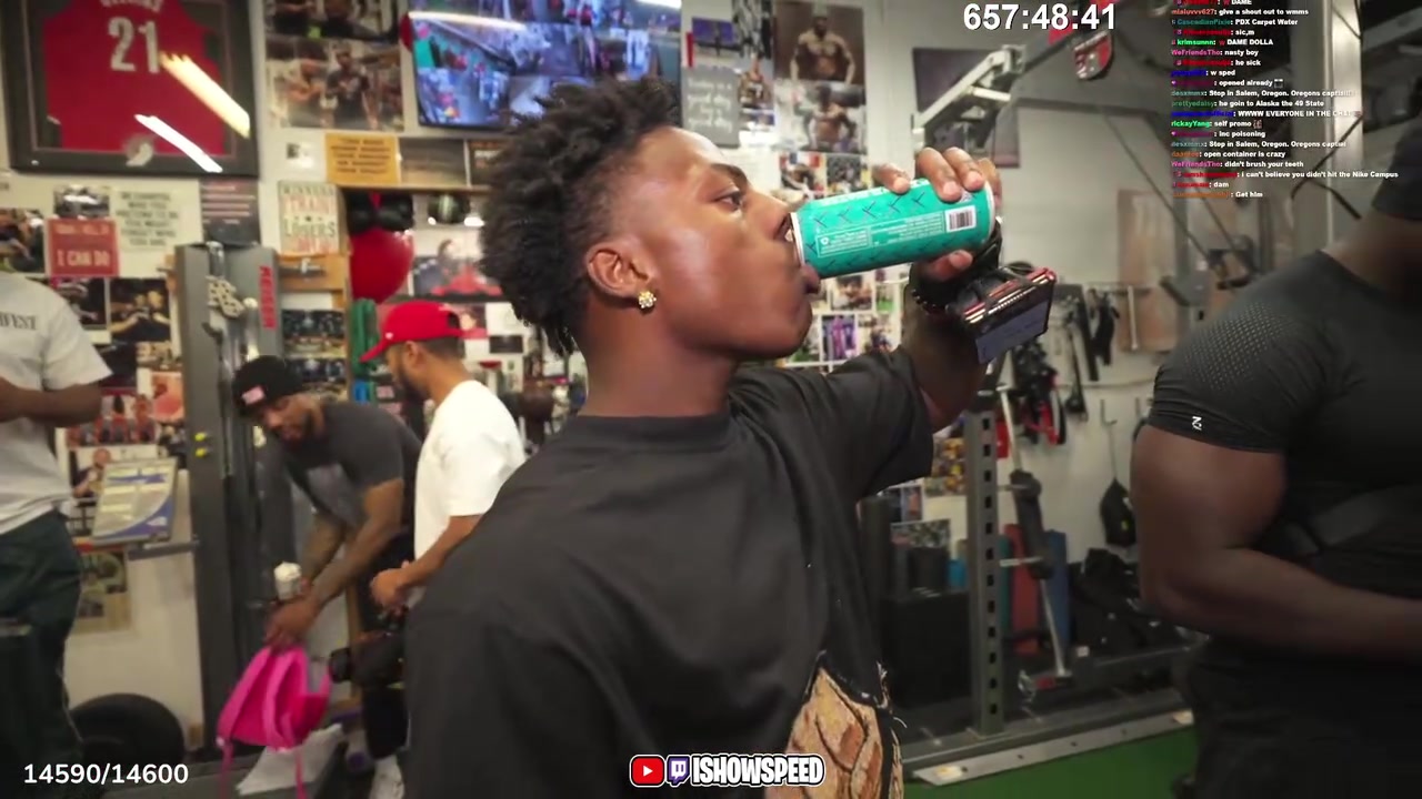 来看谁的更多甲亢哥和利拉德被体育馆外成千上万的粉丝包围 来看谁的更多甲亢哥和利拉德被体育馆外成千上万的粉丝包围