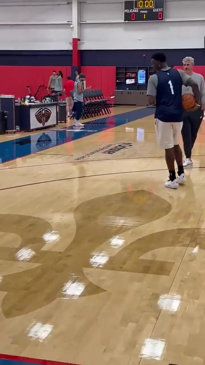 有点奇怪的组合普尔和锡安在训练中交流技战术 有点奇怪的组合普尔和锡安在训练中交流技战术